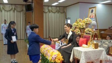 ผู้แทนพระองค์ ไปในพิธีมอบทุนการศึกษา โล่เกียรติคุณ และกระเป๋าเครื่องเขียนพระราชทานแก่นักเรียนที่มีความประพฤติดี และนักเรียนผู้พิการทางสายตา เนื่องในโอกาสวันเด็กแห่งชาติ ปี 2569