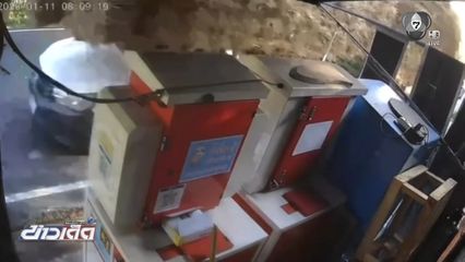 ไล่ล่ารถบรรทุกฟาง เฉี่ยวหลังคากันสาดพังก่อนหนีหาย