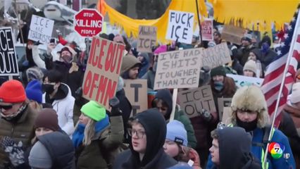 เกือบเป็นเรื่อง เจ้าหน้าที่ตรวจคนเข้าเมืองสหรัฐฯ มีปากเสียงกับผู้ประท้วง