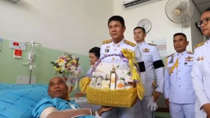 พระบาทสมเด็จพระเจ้าอยู่หัว พระราชทานดอกไม้และตะกร้าสิ่งของแก่เจ้าหน้าที่ตำรวจ ที่ได้รับบาดเจ็บจากเหตุคนร้ายวางระเบิด และวางเพลิงสถานีบริการน้ำมันเชื้อเพลิง ที่จังหวัดนราธิวาส