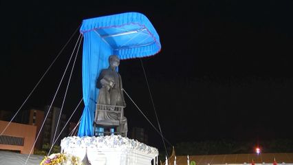 พระบาทสมเด็จพระเจ้าอยู่หัว และสมเด็จพระนางเจ้า ฯ พระบรมราชินี ทรงเปิดพระราชานุสาวรีย์สมเด็จพระมหิตลาธิเบศร อดุลยเดชวิกรม พระบรมราชชนก และสมเด็จพระศรีนครินทราบรมราชชนนี ณ มหาวิทยาลัยแม่ฟ้าหลวง จังหวัดเชียงราย