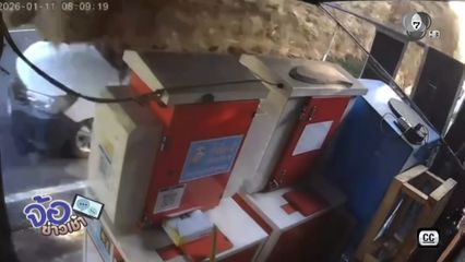 รถบรรทุกฟาง เฉี่ยวหลังคากันสาดพังก่อนหนีหาย