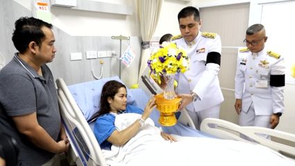 ผู้ว่าราชการจังหวัดนครราชสีมา เชิญดอกไม้และตะกร้าสิ่งของพระราชทานไปมอบแก่ผู้ที่ได้รับบาดเจ็บจากเหตุการณ์ส่วนประกอบของเครนตกทับรถไฟขบวนด่วนพิเศษ ที่อำเภอสีคิ้ว จังหวัดนครราชสีมา