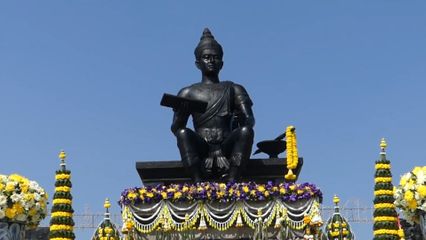 องคมนตรี เป็นผู้แทนพระองค์ ไปวางพุ่มดอกไม้ถวายราชสักการะพ่อขุนรามคำแหงมหาราช