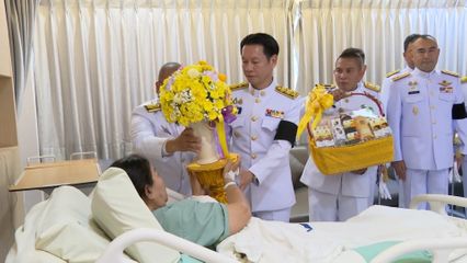 พระบาทสมเด็จพระเจ้าอยู่หัว พระราชทานเชิญดอกไม้และตะกร้าสิ่งของแก่ประชาชนที่ได้รับบาดเจ็บจากเหตุการณ์เครนก่อสร้างทางยกระดับถนนพระราม 2 ถล่มลงบริเวณเกาะกลางถนนพระราม 2