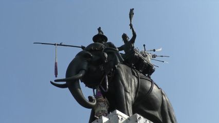 พลอากาศเอก ชลิต พุกผาสุข องคมนตรี เป็นผู้แทนพระองค์ไปวางพุ่มดอกไม้ถวายราชสักการะพระบรมราชานุสรณ์สมเด็จพระนเรศวรมหาราช ที่จังหวัดสุพรรณบุรี