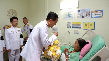 พระบาทสมเด็จพระเจ้าอยู่หัว พระราชทานดอกไม้ และตะกร้าสิ่งของแก่ประชาชนที่ได้รับบาดเจ็บจากเหตุการณ์ส่วนประกอบของเครนที่ใช้ก่อสร้างทางรถไฟความเร็วสูง ตกทับรถไฟขบวนด่วนพิเศษ ขบวน 21 กรุงเทพอภิวัฒน์-อุบลราชธานี