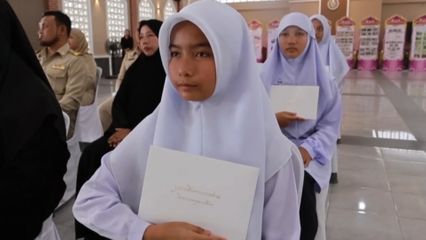 องคมนตรี ตรวจเยี่ยมโรงเรียนโครงการกองทุนการศึกษา พร้อมมอบทุนการศึกษาพระราชทาน นักเรียนทุนพระราชทานรุ่นที่ 7 ที่จังหวัดนราธิวาส