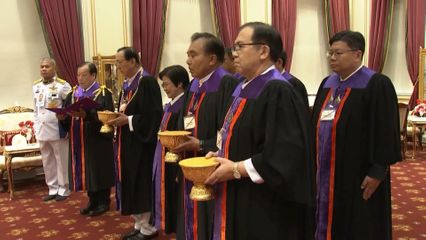 พระบาทสมเด็จพระเจ้าอยู่หัว และสมเด็จพระนางเจ้า ฯ พระบรมราชินี พระราชทานพระบรมราชวโรกาสให้ คณะบุคคลต่าง ๆ เฝ้า และเฝ้าทูลละอองธุลีพระบาท