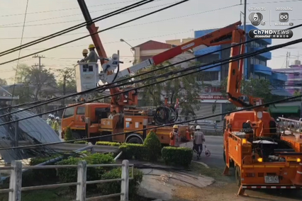 เปิดภาพความเสียหาย รถพ่วงเกี่ยวสายสื่อสาร เสาไฟล้ม 70 ต้น