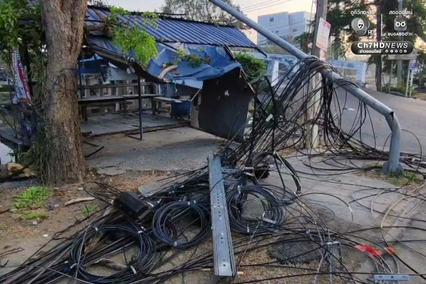 เปิดภาพความเสียหาย รถพ่วงเกี่ยวสายสื่อสาร เสาไฟล้ม 70 ต้น