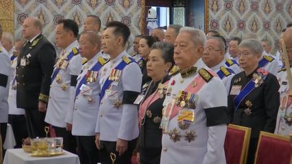 พระบาทสมเด็จพระเจ้าอยู่หัว และสมเด็จพระนางเจ้า ฯ พระบรมราชินี เสด็จพระราชดำเนินไปในการพระราชพิธีทรงบำเพ็ญพระราชกุศลสตมวาร (100 วัน) ถวายพระบรมศพ สมเด็จพระนางเจ้าสิริกิติ์ พระบรมราชินีนาถ พระบรมราชชนนีพันปีหลวง