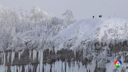 นทท.จำนวนมาก เที่ยวชมน้ำตก ไนแอการา กลายเป็นน้ำแข็ง