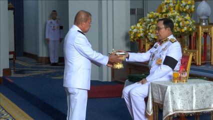 องคมนตรี เป็นผู้แทนพระองค์ในพิธีมอบประกาศนียบัตรชั้นสูงกิตติมศักดิ์ พร้อมเข็มพระปกเกล้า เข็มกิตติคุณสถาบันพระปกเกล้า และประกาศนียบัตรชั้นสูง พร้อมเข็มพระปกเกล้า