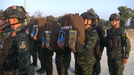 องคมนตรี เชิญสิ่งของพระราชทานไปมอบแก่เจ้าหน้าที่ผู้ปฏิบัติงาน และเจ้าหน้าที่ซึ่งได้รับบาดเจ็บจากสถานการณ์ชายแดนไทย-กัมพูชา ที่จังหวัดสระแก้ว และตราด