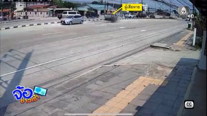 มักง่าย ! ทำของหล่น รถคันอื่นเสียหลักชนเสาไฟ