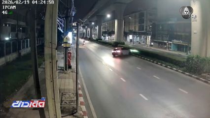 ภาพชัด รถครูสาวหักหลบรถแท็กซี่ กระแทกตอม่อ