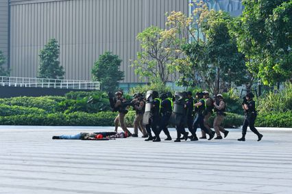 รับมือสถานการณ์วิกฤต ตำรวจซ้อมแผนเผชิญเหตุกราดยิง-จับตัวประกัน กลางห้างสรรพสินค้าดังใจกลางกรุง