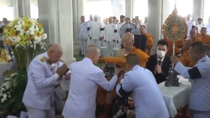 นายอำพน กิตติอำพน องคมนตรี เชิญสัญญาบัตร พัดยศ และผ้าไตรไปถวายแด่พระภิกษุที่ทรงตั้งสมณศักดิ์ ณ วัดท่าสะแบง จังหวัดร้อยเอ็ด