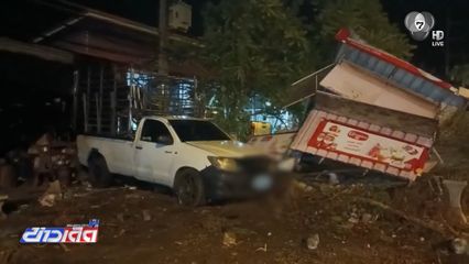 รถกระบะเสียหลัก พุ่งชนร้านขายกาแฟริมทาง