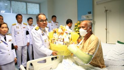 ผู้ว่าราชการจังหวัดยะลา เชิญดอกไม้และตะกร้าสิ่งของพระราชทานของพระบาทสมเด็จพระเจ้าอยู่หัว และสมเด็จพระนางเจ้า ฯ พระบรมราชินี ไปมอบแก่ ประชาชนที่ได้รับบาดเจ็บจากเหตุการณ์ความไม่สงบ