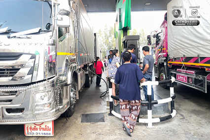 รถบรรทุกต่อแถวเติมน้ำมันดีเซล ยาวเหยียด หลังเหลือน้ำมันไม่ถึงข้อนิ้ว