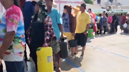 เกษตรกรชุมแสงถือแกลลอนยืนต่อคิวเติมน้ำมัน