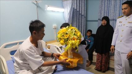 พระบาทสมเด็จพระเจ้าอยู่หัว พระราชทานดอกไม้และตะกร้าสิ่งของไปมอบแก่กำลังพลที่ได้รับบาดเจ็บจากเหตุคนร้ายใช้อาวุธสงคราม ที่จังหวัดปัตตานี