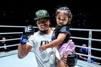 ONE ลุมพินี : สุริยันต์เล็ก พ.เย็นยิ่ง รับขวัญลูกคนที่ 2 ก่อนบู๊ศึกใหญ่ ตั้งชื่อสุดเท่ น้องโบนัส