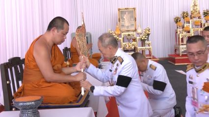 องคมนตรี เชิญสัญญาบัตร พัดยศ และผ้าไตร ไปถวายแด่พระภิกษุที่ได้รับพระราชทานสมณศักดิ์เป็นพระราชาคณะ