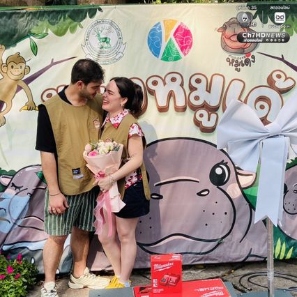 รักล้นบ่อ คู่รักชาวอิตาลีบินลัดฟ้าเซอร์ไพรส์ขอแต่งงาน หน้าส่วนแสดง "หมูเด้ง" ซุปตาร์ฮิปโปแคระแห่งเขาเขียว