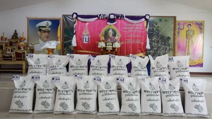 สมเด็จพระกนิษฐาธิราชเจ้า กรมสมเด็จพระเทพรัตนราชสุดา ฯ สยามบรมราชกุมารี พระราชทานเมล็ดพันธุ์ข้าวปทุมธานี 1 แก่เกษตรกรและราษฎรที่ประสบอุทกภัยในจังหวัดเชียงราย