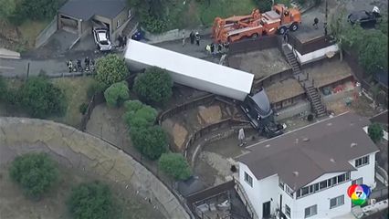 รถพ่วงขนาดใหญ่ เกือบพุ่งชนบ้านในสหรัฐฯ