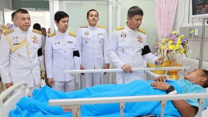 พระบาทสมเด็จพระเจ้าอยู่หัว และสมเด็จพระนางเจ้า ฯ พระบรมราชินี พระราชทานดอกไม้และตะกร้าสิ่งของแก่เจ้าหน้าที่ตำรวจที่ได้รับบาดเจ็บจากการปฏิบัติหน้าที่