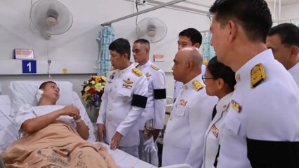 พระบาทสมเด็จพระเจ้าอยู่หัว และสมเด็จพระนางเจ้า ฯ พระบรมราชินี พระราชทานดอกไม้ และตะกร้าสิ่งแก่กำลังพลที่ได้รับบาดเจ็บจากการปฏิบัติหน้าที่