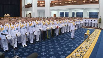 พระบาทสมเด็จพระเจ้าอยู่หัว และสมเด็จพระนางเจ้า ฯ พระบรมราชินี พระราชทานพระบรมราชวโรกาสให้คณะบุคคลเฝ้าทูลละอองธุลีพระบาท