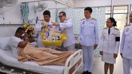 พระบาทสมเด็จพระเจ้าอยู่หัว และสมเด็จพระนางเจ้า ฯ พระบรมราชินี พระราชทานดอกไม้และตะกร้าสิ่งของแก่อาสาสมัครทหารพรานที่ได้รับบาดเจ็บจากการปฏิบัติหน้าที่