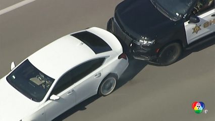 ตำรวจสหรัฐฯ ไล่ล่า จนรถผู้ต้องสงสัยประสบอุบัติเหตุ