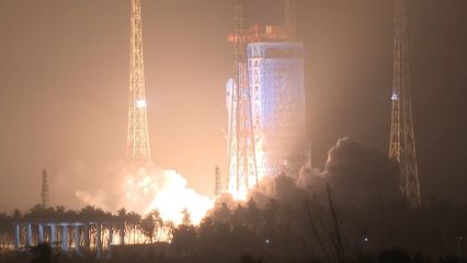 สมเด็จพระกนิษฐาธิราชเจ้า กรมสมเด็จพระเทพรัตนราชสุดา ฯ สยามบรมราชกุมารี ทอดพระเนตรการปล่อยจรวดลองมาร์ช 8 จรวดขนส่งขนาดกลาง ที่เมืองอวกาศนานาชาติเหวินชาง มณฑลไห่หนาน โทรทัศน์รวมการเฉพาะกิจแห่งประเทศไทย รายงาน
