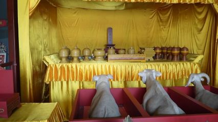 สมเด็จพระกนิษฐาธิราชเจ้า กรมสมเด็จพระเทพรัตนราชสุดา ฯ สยามบรมราชกุมารี ทอดพระเนตรวิหารแห่งเทพการเกษตร ในอดีตใช้ประกอบพระราชพิธีบวงสรวงเทพเจ้าแห่งการเกษตร (เซียนหนง) และพระราชพิธีแรกนาขวัญ