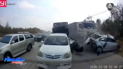 รถพ่วง 18 ล้อ ซิ่งชนยับ