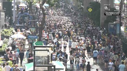 สีลมเริ่มแล้ว แต่งชุดไทย เล่นน้ำสงกรานต์