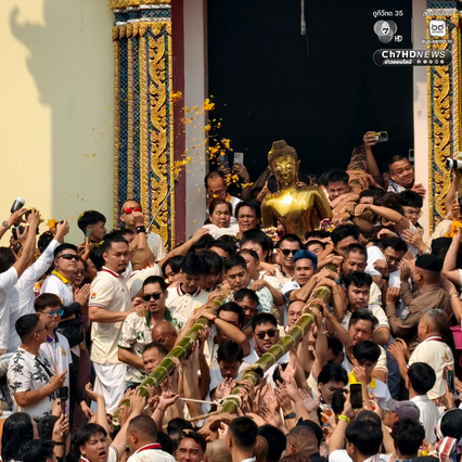 หนองคาย คนนับหมื่นร่วมอัญเชิญหลวงพ่อพระใสลงจากพระอุโบสถ