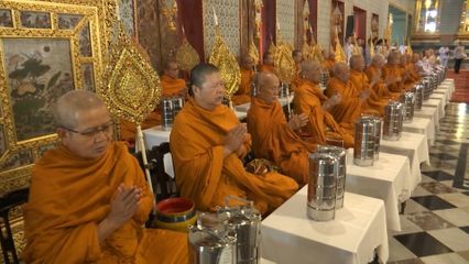 พระบาทสมเด็จพระเจ้าอยู่หัว และสมเด็จพระนางเจ้า ฯ พระบรมราชินี ทรงบำเพ็ญพระราชกุศลในการพระราชพิธีสงกรานต์ พุทธศักราช 2569