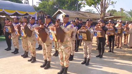 องคมนตรี เชิญถุงพระราชทานเครื่องอุปโภคบริโภคไปมอบแก่เจ้าหน้าที่ และประชาชนได้รับผลกระทบจากสถานการณ์ความรุนแรงในพื้นที่จังหวัดชายแดนภาคใต้