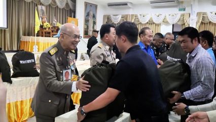 องคมนตรี เชิญสิ่งของพระราชทานไปมอบแก่ผู้ประสบวาตภัยที่จังหวัดเพชรบูรณ์