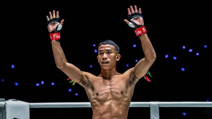 ONE ลุมพินี : เพชร สวนหลวงรถยก มอง นาห์ยัน โมฮัมเหม็ด เข้ามวยหลวม