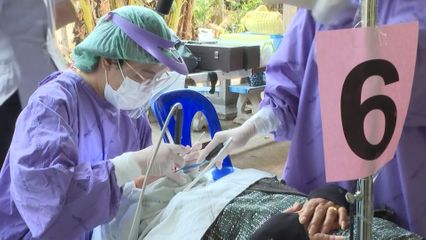 สมเด็จพระเจ้าน้องนางเธอ เจ้าฟ้าจุฬาภรณวลัยลักษณ์ อัครราชกุมารี กรมพระศรีสวางควัฒน วรขัตติยราชนารี ทอดพระเนตรการทำงานของหน่วยแพทย์เคลื่อนที่ มูลนิธิแพทย์อาสา สมเด็จพระศรีนครินทราบรมราชชนี ประจำจังหวัดลำปาง