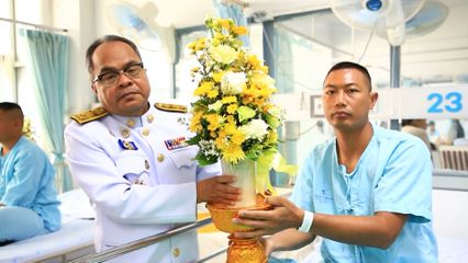 พระบาทสมเด็จพระเจ้าอยู่หัว พระราชทานดอกไม้และตะกร้าสิ่งของ แก่เจ้าหน้าที่ซึ่งได้รับบาดเจ็บจากเหตุสร้างสถานการณ์ในพื้นที่จังหวัดยะลา และทรงรับกำลังพลทั้งหมดไว้เป็นคนไข้ในพระบรมราชานุเคราะห์