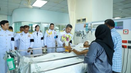 พระบาทสมเด็จพระเจ้าอยู่หัว พระราชทานดอกไม้และตะกร้าสิ่งของแก่กำลังพลที่ได้รับบาดเจ็บจากเหตุสร้างสถานการณ์ในพื้นที่จังหวัดปัตตานี